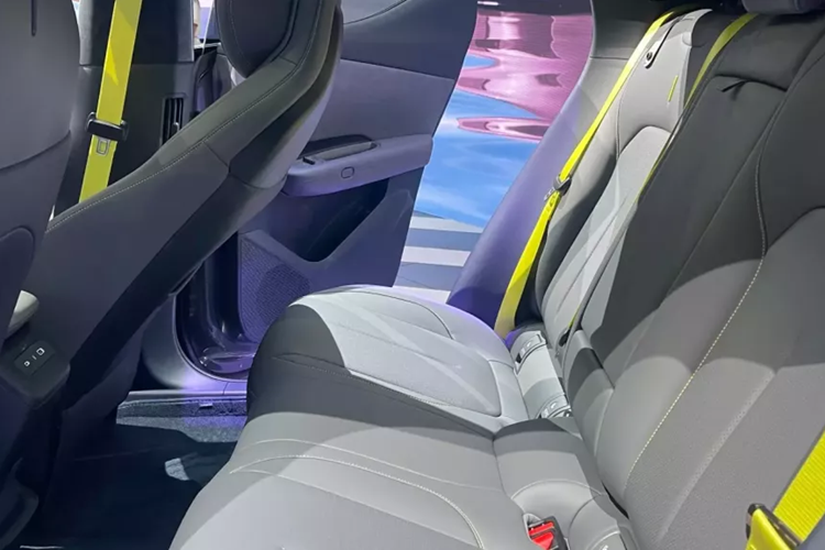 Mẫu xe mới nhất của Lynk &amp; Co có màn hình hiển thị thông tin trên kính chắn gió và ngăn chứa đồ lớn ở đường hầm trung tâm. Về kích thước, Lynk &amp; Co Z02 cũng ngang bằng với Zeekr X. Mẫu xe mới ra mắt có chiều dài, chiều rộng và chiều cao lần lượt là 4460/1845/1573 mm với chiều dài cơ sở là 2755. Lynk &amp; Co Z20 chỉ có sẵn với hệ truyền động RWD.