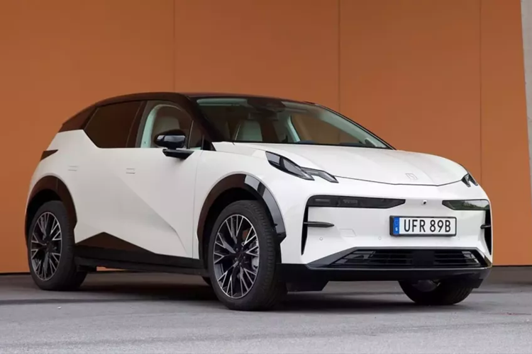 Chiếc SUV fastback Lynk &amp; Co Z02 này tự hào có kiểu dáng bên ngoài tối giản với phần đầu xe đóng, đèn chạy nổi bật và tay nắm cửa phẳng. Ở phía sau, Lynk &amp; Co Z02 sử dụng một dải đèn hậu đơn cũng đóng vai trò như một cánh gió đuôi vịt. Nhờ đường viền hông xe thấp, chiếc crossover này có vẻ ngoài năng động.