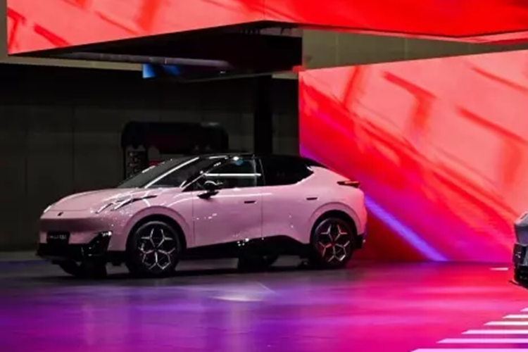 Để so sánh, chiếc crossover Zeekr X đã đề cập có giá 149.000 – 199.000 nhân dân tệ (20.600 – 27.500 USD) tại Trung Quốc. Điều thú vị là Lynk &amp; Co Z02 cũng ngang bằng với Zeekr X về mặt cấu hình.