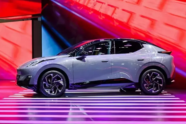 Lynk &amp; Co Z02 đã có thể đặt hàng trước tại Trung Quốc với ba phiên bản. Chiếc crossover fastback cơ bản có giá 146.000 nhân dân tệ (20.200 USD). Phiên bản trang bị thứ hai có giá 156.000 nhân dân tệ (21.550 USD). Và phiên bản trang bị cao cấp nhất có giá 161.000 nhân dân tệ (22.250 USD).