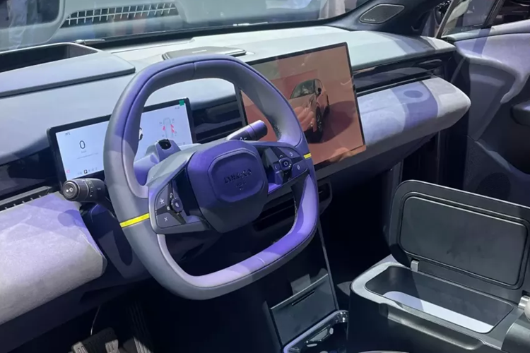 Nó trông đặc biệt hấp dẫn với màu thân xe hồng. Ở đây, chúng ta phải nhấn mạnh kiểu dáng của Lynk &amp; Co Z02 gần giống với Zeekr X do Geely hậu thuẫn. Hai mẫu xe này có chung kiến trúc mô-đun SEA. Nội thất của Lynk &amp; Co Z02 cũng gần giống với Zeekr X. Xe có màn hình cảm ứng lớn, cụm đồng hồ LCD mỏng và vô lăng hai chấu với cần số gắn phía sau.