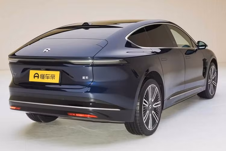 Nio ET9 First Edition bản đặc biệt sở hữu kích thước khá lớn, với chiều dài x rộng x cao tương ứng là 5.325 x 2.017 x 1.621 (mm) và trục cơ sở dài 3.250 mm. Trọng lượng không tải của xe là 2.700 kg và bán kính quay vòng chỉ 10,9 mét.