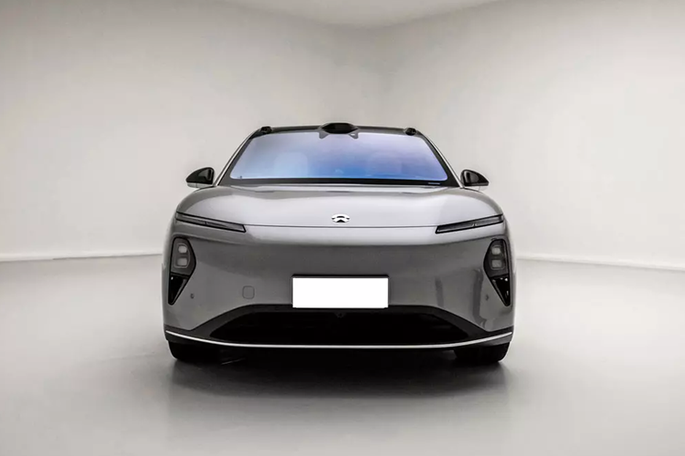 Vô lăng hình chữ nhật hai chấu tích hợp phím chức năng. Bên phải vô lăng là bộ chọn chế độ lái. Có hai màn hình LCD lớn bên trong cabin. Một màn hình rộng ngang buồng lái, trải dài trên bảng điều khiển và màn hình LCD thông tin giải trí cổ điển. ET9 có hệ thống âm thanh 2800 W gồm 35 loa, bao gồm cả tựa đầu.