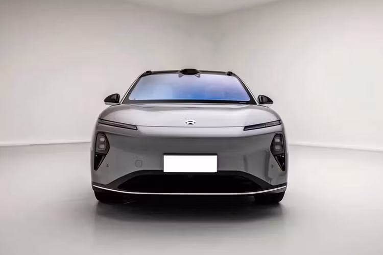 Vô lăng hình chữ nhật hai chấu tích hợp phím chức năng. Bên phải vô lăng là bộ chọn chế độ lái. Có hai màn hình LCD lớn bên trong cabin. Một màn hình rộng ngang buồng lái, trải dài trên bảng điều khiển và màn hình LCD thông tin giải trí cổ điển. ET9 có hệ thống âm thanh 2800 W gồm 35 loa, bao gồm cả tựa đầu.