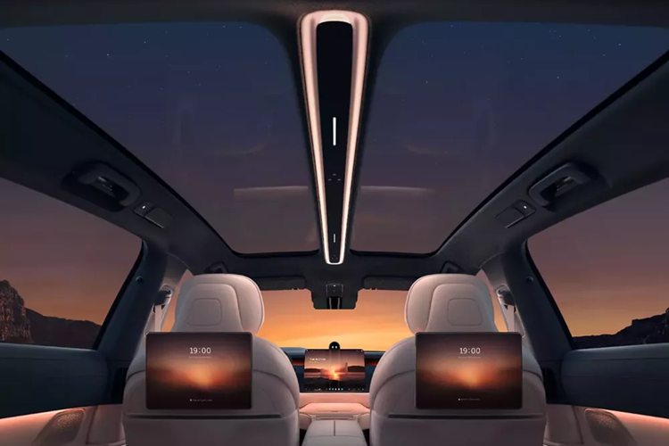 Ngoài việc cải thiện độ êm ái, hệ thống treo này còn giúp cho xe điện Nio ET9 First Edition có thể vận hành ổn định ngay cả khi di chuyển ở tốc độ cao khi bị thủng lốp. Bên trong Nio ET9 là không gian nội thất sang trọng được bọc bằng da Nappa.