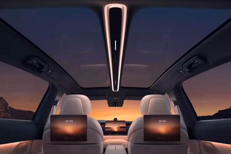 Ngoài việc cải thiện độ êm ái, hệ thống treo này còn giúp cho xe điện Nio ET9 First Edition có thể vận hành ổn định ngay cả khi di chuyển ở tốc độ cao khi bị thủng lốp. Bên trong Nio ET9 là không gian nội thất sang trọng được bọc bằng da Nappa.