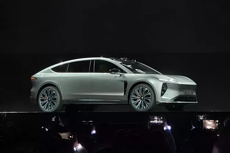 Đây là mẫu xe đầu tiên của Nio được trang bị khoang hành lý phía trước với dung tích 105 lít, bên cạnh khoang hành lý chính phía sau 544 lít. Nio ET9 được xây dựng trên nền tảng NT 3.0 mới với kiến trúc 900V.