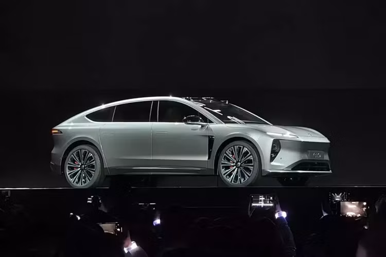 Đây là mẫu xe đầu tiên của Nio được trang bị khoang hành lý phía trước với dung tích 105 lít, bên cạnh khoang hành lý chính phía sau 544 lít. Nio ET9 được xây dựng trên nền tảng NT 3.0 mới với kiến trúc 900V.