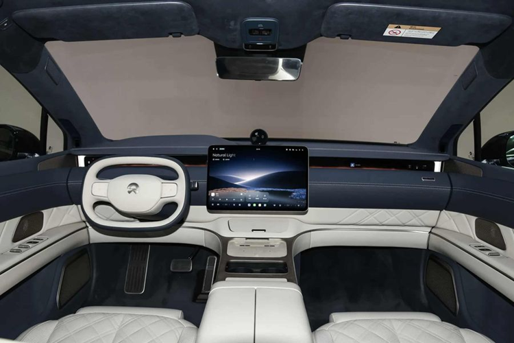 Xe được trang bị hệ truyền động điện với 2 mô tơ có công suất kết hợp là 697 mã lực và mô-men xoắn 700 Nm. Với sức mạnh này, ET9 có khả năng tăng tốc từ 0-100 km/h chỉ trong 4,3 giây.