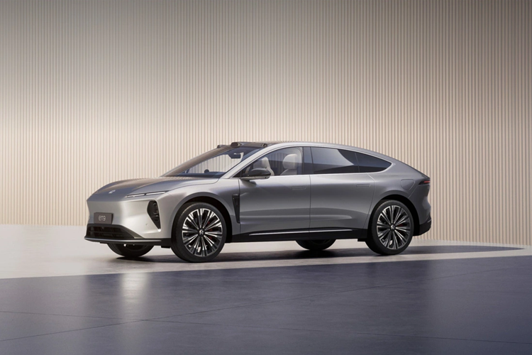 Cấu hình tiêu chuẩn của xe được trang bị hệ thông pin dung lượng 100 kWh, cung cấp quãng đường di chuyển 650 km theo tiêu chuẩn CLTC. Nio cũng tiết lộ sẽ ra mắt phiên bản tầm xa với tùy chọn pin 120 kWh trong tương lai, mặc dù chưa công bố thời gian cụ thể.