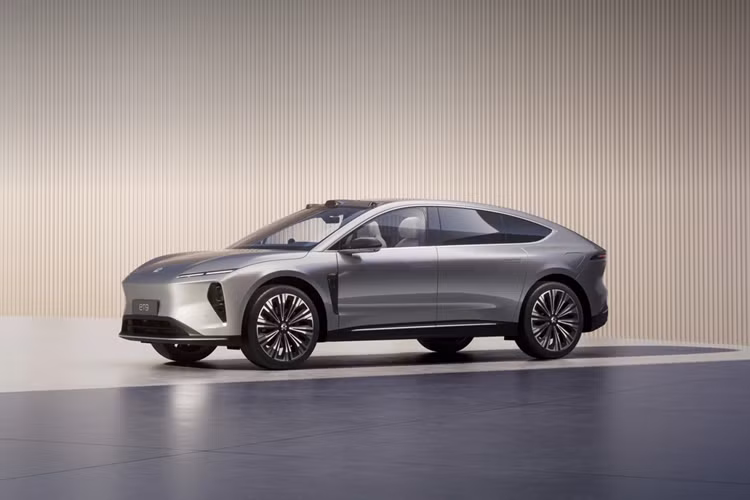 Cấu hình tiêu chuẩn của xe được trang bị hệ thông pin dung lượng 100 kWh, cung cấp quãng đường di chuyển 650 km theo tiêu chuẩn CLTC. Nio cũng tiết lộ sẽ ra mắt phiên bản tầm xa với tùy chọn pin 120 kWh trong tương lai, mặc dù chưa công bố thời gian cụ thể.