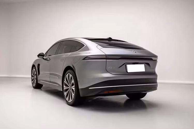 Nio là một trong những nhà sản xuất tiên phong áp dụng hệ thống trạm đổi pin tiện lợi. Khách hàng có thể mua ET9 không kèm pin và đăng ký dịch vụ pin theo yêu cầu (BaaS) với giá 1.128 nhân dân tệ và đổi pin tại một trong 2.850 trạm hoán đổi mà Nio vận hành tại Trung Quốc và 50 trạm tại châu Âu.