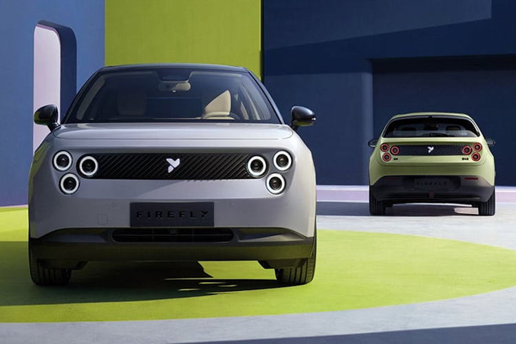 Chỉ biết rằng, xe sẽ được trang bị nội thất 2 hàng ghế với 5 chỗ ngồi. Mặt táp-lô của xe có thiết kế tối giản với màn hình cảm ứng trung tâm cỡ lớn, bảng đồng hồ kỹ thuật số và vô lăng hình chữ nhật, tích hợp 2 nút cuộn theo phong cách Tesla.