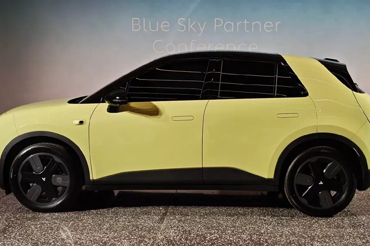 Người chắp bút cho mẫu xe Trung Quốc này chính là ông Kris Tomasson, cựu nhà thiết kế của BMW và Ford. Tuy nhiên, ngoại hình của xe lại gợi liên tưởng đến mẫu ôtô điện Honda e hiện đã bị ngừng bán. Có thể thấy rõ sự tương đồng giữa Firefly và Honda e thông qua kính cửa sổ, nóc màu đen cũng như các cột bên sườn.