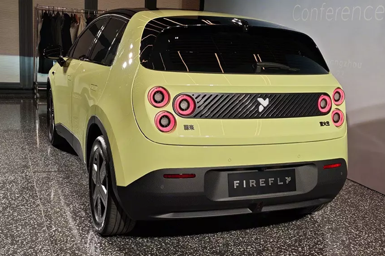 Nio Firefly 2025 chạy điện là một mẫu xe hatchback cỡ nhỏ, nhắm đến các thị trường toàn cầu như châu Âu, châu Mỹ Latin và Đông Nam Á. Mẫu xe đô thị này sở hữu tên gọi giống hệt thương hiệu, đó là Firefly.