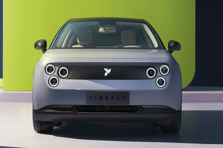 Firefly cho biết mẫu xe này có đường kính quay đầu chỉ 9,4 m và các tính năng hỗ trợ đỗ xe tự động. Nhờ đó, xe có thể dễ dàng xoay xở trong khu vực nội thành. Firefly đặt mục tiêu để mẫu ôtô điện này được các tổ chức C-NCAP và Euro-NCAP đánh giá 5 sao về mặt an toàn.