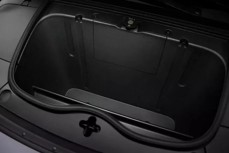 Bên dưới nắp ca-pô của Firefly là khoang hành lý nhỏ với thể tích 95 lít và có khe thoát nước. Trong khi đó, khoang hành lý bên trong xe có thể tích tối đa 1.250 lít nếu ghế sau gập xuống. Hiện Firefly chưa công bố hình ảnh nội thất chi tiết của mẫu xe điện này.