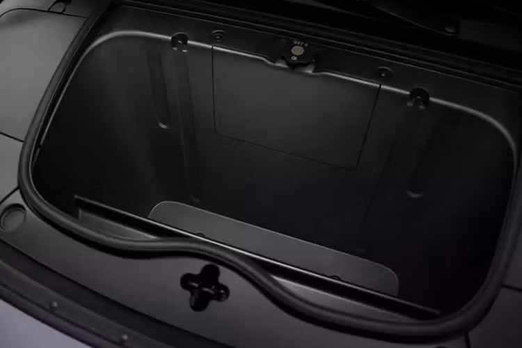 Bên dưới nắp ca-pô của Firefly là khoang hành lý nhỏ với thể tích 95 lít và có khe thoát nước. Trong khi đó, khoang hành lý bên trong xe có thể tích tối đa 1.250 lít nếu ghế sau gập xuống. Hiện Firefly chưa công bố hình ảnh nội thất chi tiết của mẫu xe điện này.