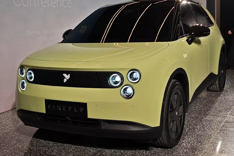 Điểm nhấn ở ngoại hình của Firefly chính là cụm đèn pha và đèn hậu với 3 bóng LED hình tròn mỗi bên. Những cụm đèn này khiến người ta liên tưởng đến camera của điện thoại iPhone.