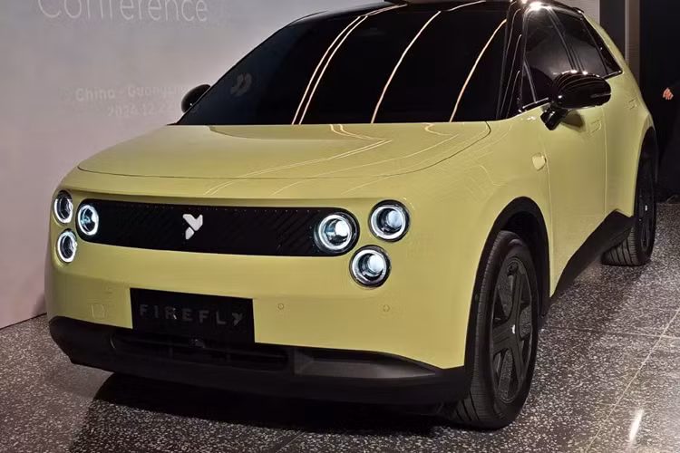 Điểm nhấn ở ngoại hình của Firefly chính là cụm đèn pha và đèn hậu với 3 bóng LED hình tròn mỗi bên. Những cụm đèn này khiến người ta liên tưởng đến camera của điện thoại iPhone.