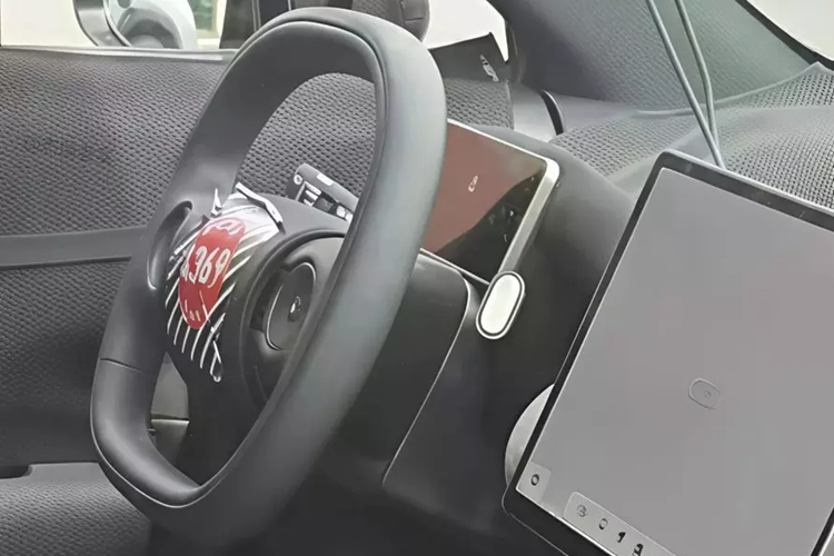 Chưa hết, Firefly còn được trang bị tay nắm cửa ẩn, bộ vành 6 chấu và thân vỏ gọn gàng, mượt mà. Theo nhà sản xuất, nẹp bằng nhựa ở nửa dưới của thân xe được làm từ vật liệu bền vững.