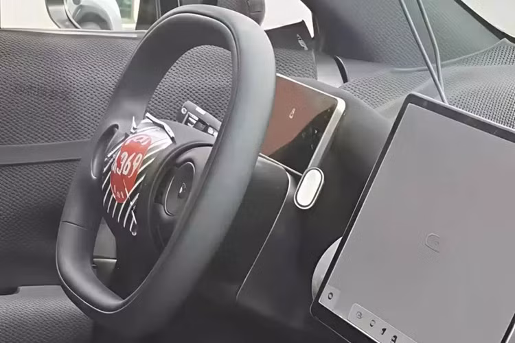 Chưa hết, Firefly còn được trang bị tay nắm cửa ẩn, bộ vành 6 chấu và thân vỏ gọn gàng, mượt mà. Theo nhà sản xuất, nẹp bằng nhựa ở nửa dưới của thân xe được làm từ vật liệu bền vững.