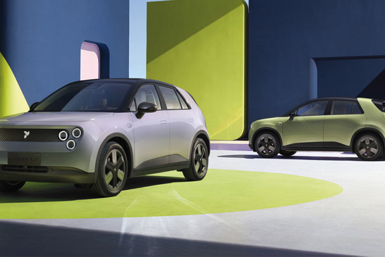 Để làm được điều đó, thương hiệu này đã dùng các loại thép và nhôm cường độ cao cho 84% cấu trúc thân vỏ, thanh giằng chống va chạm ở hai cửa trước cũng như 9 túi khí tiêu chuẩn. Thông tin về mô-tơ điện và pin của Firefly cũng được giữ kín. Tuy nhiên, mẫu xe này có thể đổi pin để giúp người lái tiết kiệm thời gian so với việc sạc pin.