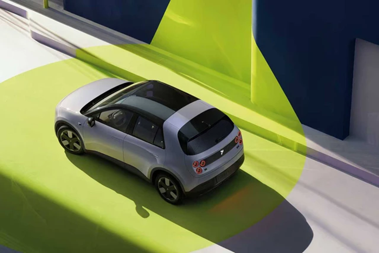 Hiện Firefly đã mở bán mẫu xe này ở thị trường Trung Quốc. Mức giá xe Nio Firefly 2025 từ 148.800 Nhân dân tệ (khoảng 521 triệu đồng) và bán ra vào tháng 4/2025. Cũng trong nửa đầu năm sau, mẫu xe này sẽ được tung ra ở thị trường châu Âu. Nio đặt mục tiêu bán xe Firefly ở 25 thị trường trên toàn cầu vào cuối năm sau.