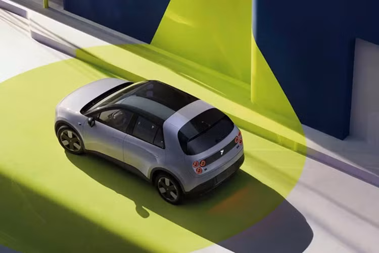 Hiện Firefly đã mở bán mẫu xe này ở thị trường Trung Quốc. Mức giá xe Nio Firefly 2025 từ 148.800 Nhân dân tệ (khoảng 521 triệu đồng) và bán ra vào tháng 4/2025. Cũng trong nửa đầu năm sau, mẫu xe này sẽ được tung ra ở thị trường châu Âu. Nio đặt mục tiêu bán xe Firefly ở 25 thị trường trên toàn cầu vào cuối năm sau.