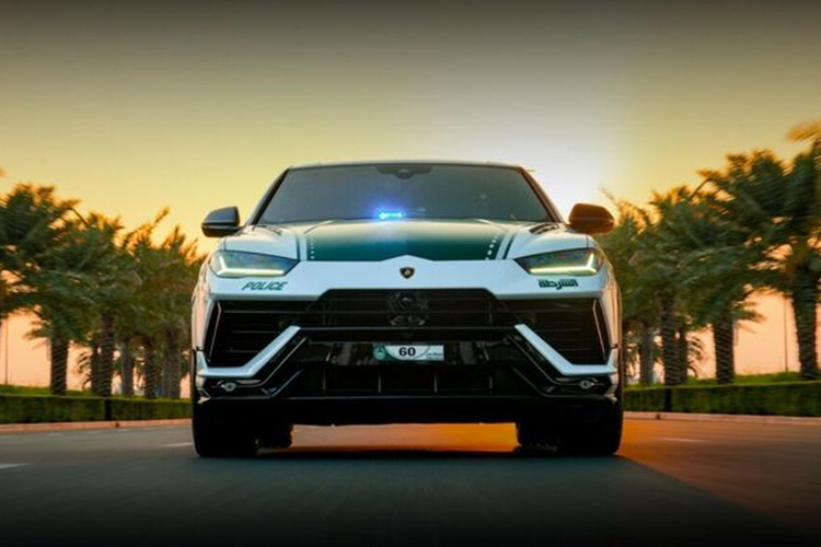 Chiếc siêu SUV Lamborghini Urus Performanceante của Cảnh sát Dubai tại Triển lãm hàng không Dubai diễn ra vào năm ngoái và được đưa vào sử dụng “sau một thời gian chuẩn bị và sửa đổi… để phù hợp với yêu cầu công việc của lực lượng cảnh sát”. Ở bên ngoài, xe được sơn hai màu xanh là cây và trắng, đi kèm logo của cảnh sát, còi và đèn báo động.