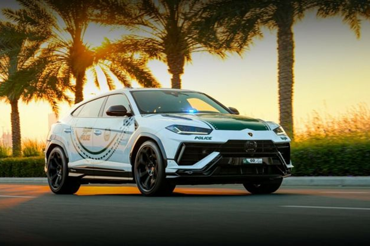 Lamborghini Urus Performanceante mới được trang bị động cơ V8 tăng áp kép công suất tối đa 657 mã lực và mô-men xoắn cực đại 850Nm. Xe tăng tốc từ 0 lên 100km/h trong 3,3 giây trước khi đạt tốc độ tối đa 306 km/h.