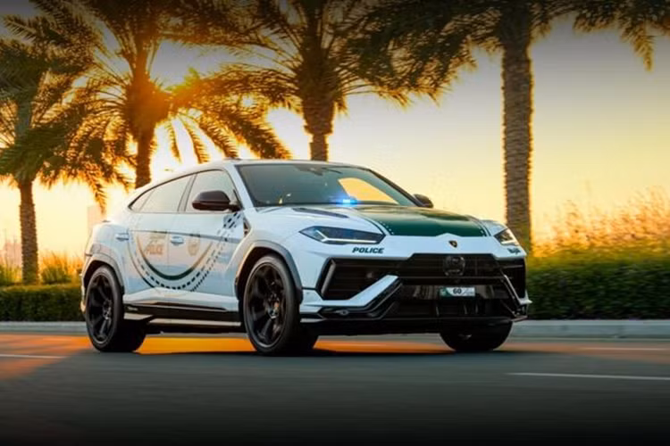 Lamborghini Urus Performanceante mới được trang bị động cơ V8 tăng áp kép công suất tối đa 657 mã lực và mô-men xoắn cực đại 850Nm. Xe tăng tốc từ 0 lên 100km/h trong 3,3 giây trước khi đạt tốc độ tối đa 306 km/h.