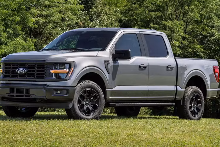 Ford cũng đã tiến hành kiểm tra chất lượng một cách chặt chẽ hơn trên các dòng xe của mình. Theo nhà phân tích Sam Fiorani từ AutoForecast Solutions, Ford đã giải quyết vấn đề với đèn pha của F-150 2024 trước khi bắt đầu chuyển xe đến các đại lý.