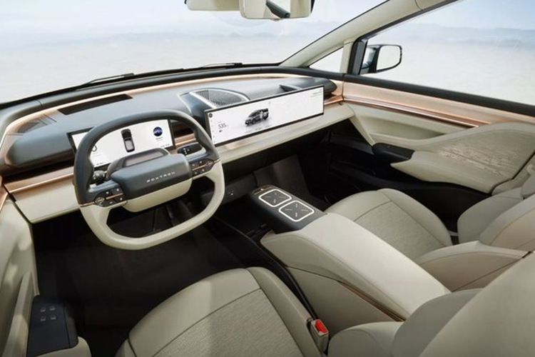 Bên trong cabin, xe có cấu hình 7 chỗ ngồi, với hàng ghế thứ hai được thiết kế gồm 2 ghế ngồi độc lập, đi kèm hàng loạt tiện ích như bệ tì tay, hệ thống phím chức năng hay màn hình giải trí.