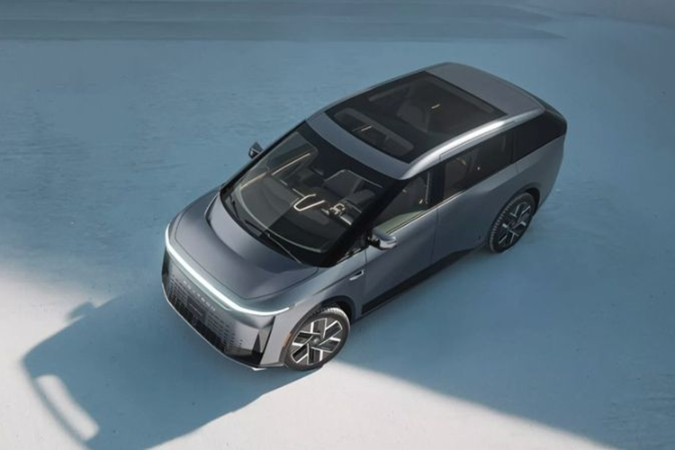 Để so sánh, Kia Carnival có các số đo dài x rộng x cao tương ứng là 5.155 x 1.995 x 1.775. Mặc dù có kích thước lớn nhưng Model D điện hoàn toàn mới có hệ số cản gió chỉ ở mức 0,23 Cd, tức tương đương sedan điện Tesla Model 3.