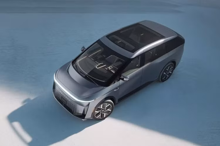 Để so sánh, Kia Carnival có các số đo dài x rộng x cao tương ứng là 5.155 x 1.995 x 1.775. Mặc dù có kích thước lớn nhưng Model D điện hoàn toàn mới có hệ số cản gió chỉ ở mức 0,23 Cd, tức tương đương sedan điện Tesla Model 3.