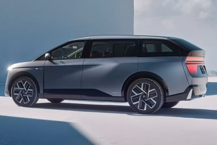 Đây là mẫu concept thứ ba mang thương hiệu Foxtron với sự hợp tác của Pininfarina, sau Model E (sedan) và Model B (CUV). Bên cạnh đó, dải sản phẩm của hãng này còn bao gồm cả mẫu CUV Model C, bán tải Model V và xe buýt Model T/Model U.