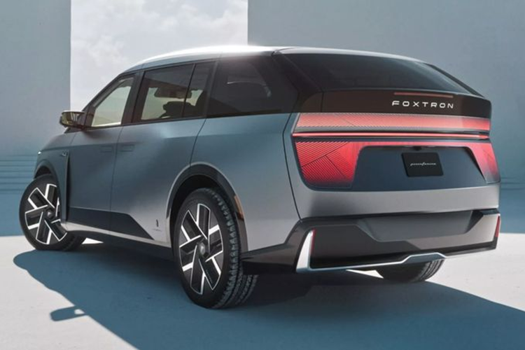 Cụm pin lithium sắt phosphate dự kiến có dung lượng 100-120 kWh, cho quãng đường di chuyển tối đa khoảng 660 km. Dự kiến, Foxtron sẽ sớm ra mắt phiên bản thương mại xe điện Model D.