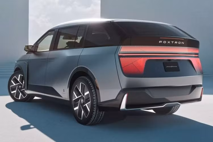 Cụm pin lithium sắt phosphate dự kiến có dung lượng 100-120 kWh, cho quãng đường di chuyển tối đa khoảng 660 km. Dự kiến, Foxtron sẽ sớm ra mắt phiên bản thương mại xe điện Model D.