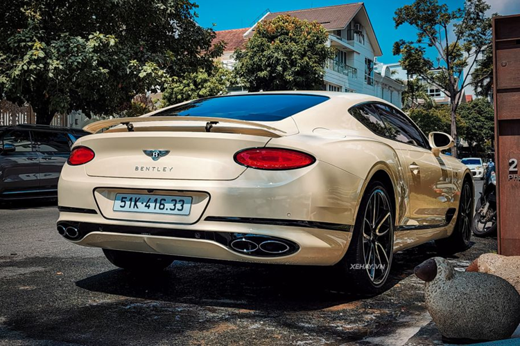 Xe được trang bị vô lăng 3 chấu tích hợp các phim chức năng; hệ thống âm thanh cao cấp 10 loa; màn hình giải trí trung tâm 12.3 inch có thiết kế đặc biệt khi sở hữu cơ cấu xoay, cho phép thay đổi giữa 3 kiểu thiết kế khác nhau.