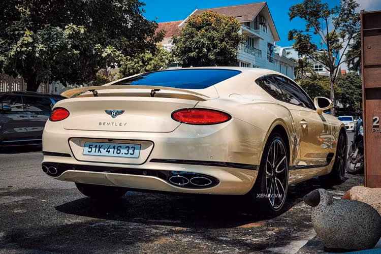 Xe được trang bị vô lăng 3 chấu tích hợp các phim chức năng; hệ thống âm thanh cao cấp 10 loa; màn hình giải trí trung tâm 12.3 inch có thiết kế đặc biệt khi sở hữu cơ cấu xoay, cho phép thay đổi giữa 3 kiểu thiết kế khác nhau.