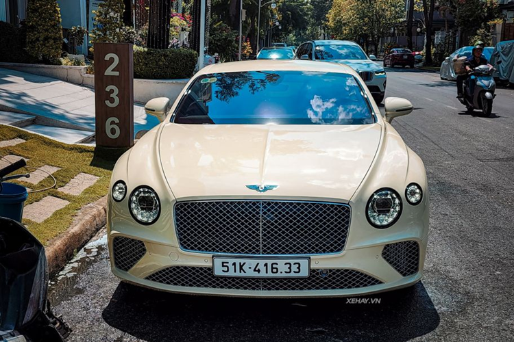 Một trong những chi tiết mang giá trị nghệ thuật cao nhất trên mẫu Bentley Continental GT 2022 này là hệ thống đèn pha dạng LED Matrix, được lấy cảm hứng thiết kế từ kính pha lê với bề mặt bên trong được làm trong suốt tạo hiệu ứng như đang lấp lánh.