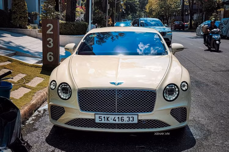 Một trong những chi tiết mang giá trị nghệ thuật cao nhất trên mẫu Bentley Continental GT 2022 này là hệ thống đèn pha dạng LED Matrix, được lấy cảm hứng thiết kế từ kính pha lê với bề mặt bên trong được làm trong suốt tạo hiệu ứng như đang lấp lánh.