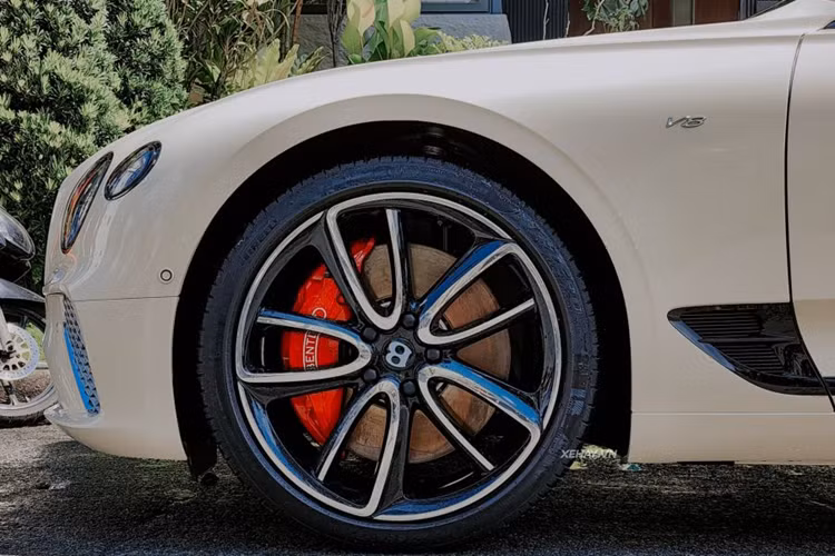 Sức mạnh trên giúp xe có thể tăng tốc từ 0 lên 100 km/h chỉ trong 4 giây, trước khi đạt vận tốc tối đa 318 km/h. Tại Việt Nam, mức giá xe Bentley Continental GT V8 2022 chính hãng niêm yết từ 18 tỷ đồng chưa bao gồm các tùy chọn. Bản cá nhân hóa có thể lên đến trên 20 tỷ đồng, chưa bao gồm chi phí ra biển số.