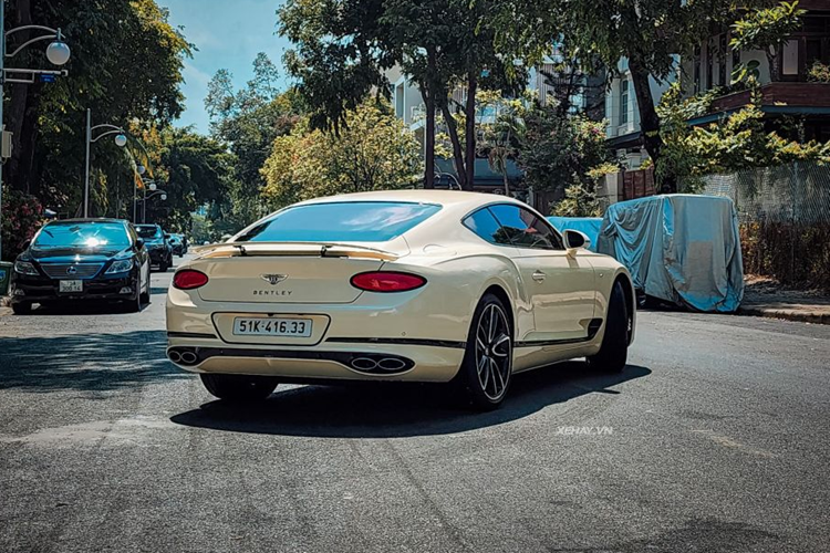 Cung cấp sức mạnh cho chiếc Bentley Continental GT V8 Legendary Edition là động cơ V8 twin-turbo 4.0L, sản sinh công suất tối đa 550 mã lực và mô-men xoắn cực đại 770 Nm. Đi kèm với động cơ này là hộp số 8 cấp ly hợp kép PDK của chính Porsche cùng hệ dẫn động 4 bánh toàn thời gian ưu tiên cầu sau.