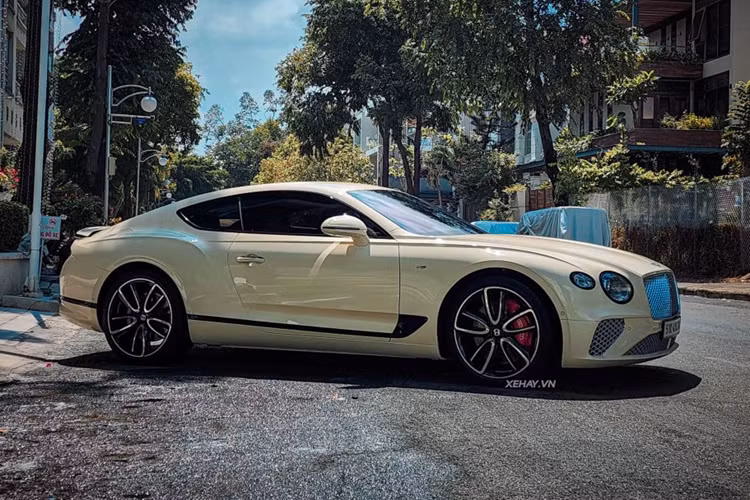 Phía đuôi xe Bentley Continental GT có cụm đèn hậu thiết kế dạng hình elip, hệ thống 4 ống xả chia đều sang hai bên, khác với ống xả kép hình bầu dục cỡ lớn trên bản W12.