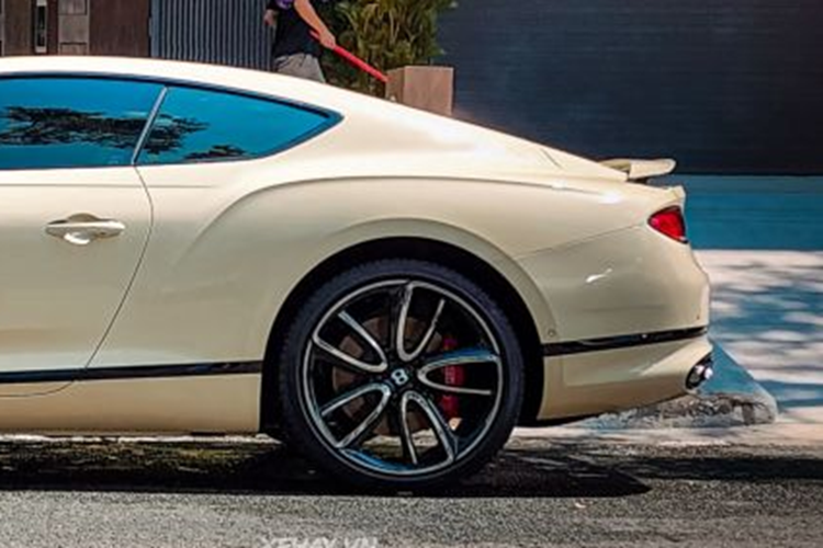 Về nội thất, khoang cabin của xe nổi bật với hai tone màu trắng và đỏ làm chủ đạo. Continental GT vẫn có thiết kế 2+2 quen thuộc, tuy nhiên không gian hàng ghế sau chỉ phù hợp với người có thể trạng nhỏ.