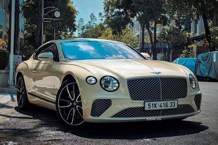 Chiếc Bentley Continental GT V8 Legendary Edition siêu sang này là phiên bản đặc biệt. Xe sở hữu màu sơn trắng Old English White của những năm 1950. Đây là một trong bốn màu sơn được Mulliner tìm kiếm trong các tài liệu lưu trữ nhân dịp kỷ niệm 70 năm thành lập bộ phận thiết kế của Bentley tại Crewe vào năm 2021 và công bố có sẵn để đặt hàng.