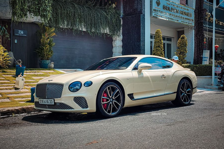 Chiếc xe này còn đặc biệt hơn khi có tên riêng là Continental GT V8 - Legendary Edition. Hiện tại ở Việt Nam chỉ có duy nhất một chiếc xe này. Trước đó, đại gia phố núi từng tiết lộ, chiếc biển số 51K-416.33 do chính tay vợ anh là người mẫu Đàm Thu Trang bấm ngẫu nhiên