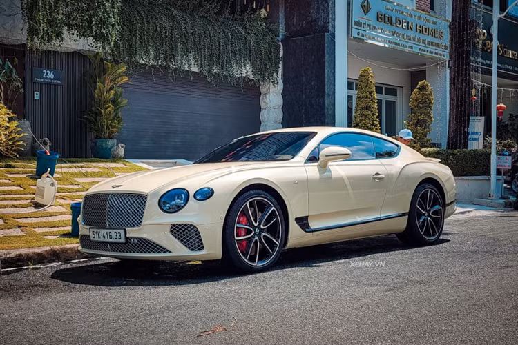 Chiếc xe này còn đặc biệt hơn khi có tên riêng là Continental GT V8 - Legendary Edition. Hiện tại ở Việt Nam chỉ có duy nhất một chiếc xe này. Trước đó, đại gia phố núi từng tiết lộ, chiếc biển số 51K-416.33 do chính tay vợ anh là người mẫu Đàm Thu Trang bấm ngẫu nhiên